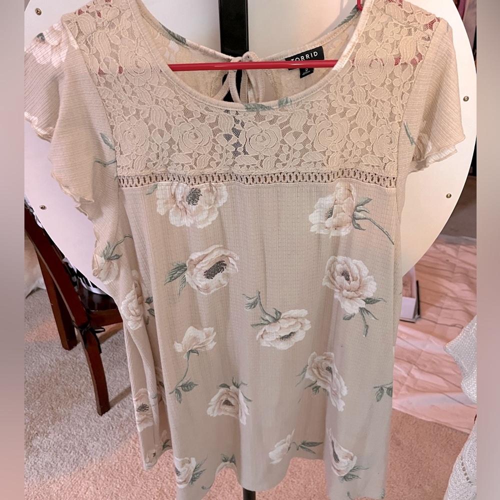 Torrid size 2 excellent condition beautiful top